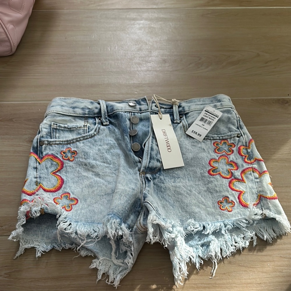 Denim&Co Women's Light Blue Embroidered Denim Shorts